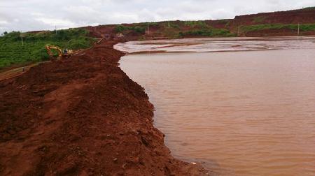 Vụ tràn bùn ở Bauxite Tân Rai: Bùn đất đỏ khác bùn đỏ ra sao?