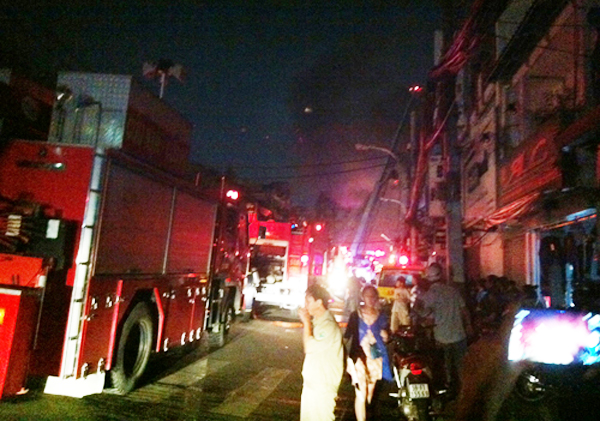 Cháy kinh hoàng 8 căn nhà ở trung tâm Sài Gòn, một người tử vong