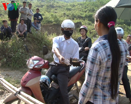 Người dân tự lập gác chắn thu phí ở Lào Cai: Chính quyền "bó tay"?