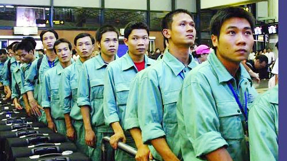 Doanh nghiệp đưa người Việt sang làm việc trái phép ở nước ngoài bị xử lý thế nào?