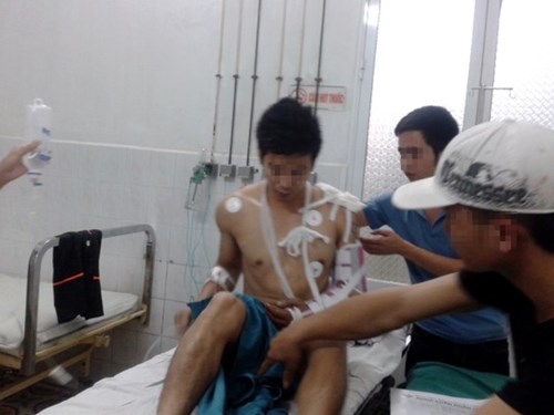 Một người bị thương đang cấp cứu tại bệnh viện trong vụ giang hồ đất cảng hỗn chiến