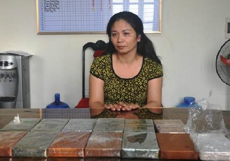 Nữ quái chôn 8 bánh heroin dưới gốc cây nghệ