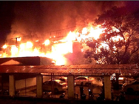 Hà Nội: Cháy nổ dữ dội quán bar, hàng trăm người hoảng loạn tháo chạy