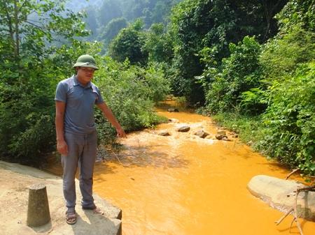 Dân kêu cứu vì mỏ quặng thả chất thải xuống suối