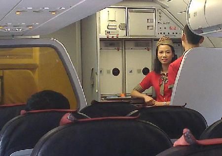 Hành khách Việt đi máy bay: Từ thóa mạ đến… xé áo nhân viên hàng không