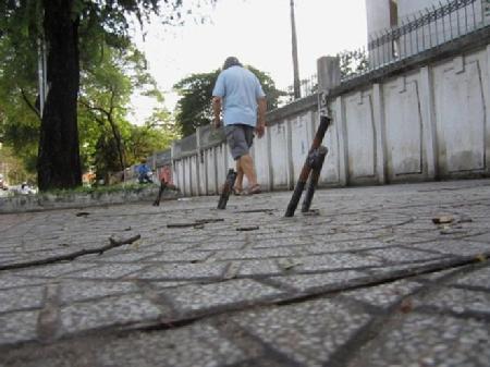 Hàng loạt cọc sắt nhọn giăng bẫy người đi đường Sài Gòn