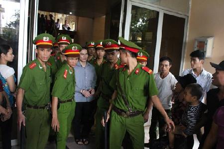 Lý Nguyễn Chung bị tát, luật sư lên tiếng đòi toà án bảo vệ