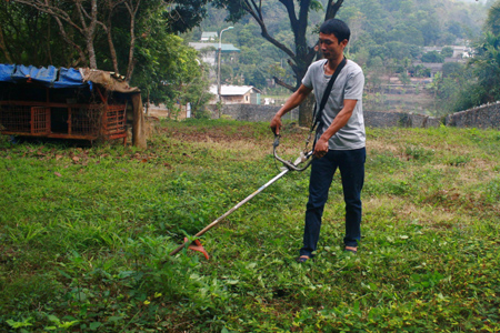 Triệu Văn Ba cắt cỏ, tự tin hỗ trợ người nghiện cắt cơn ở Hòa Bình.