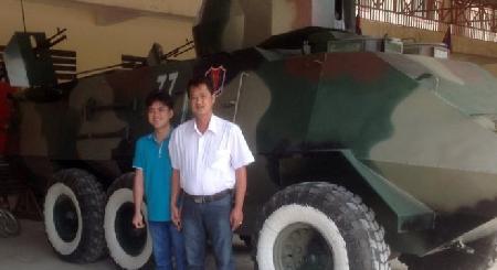 Chế xe bọc thép cho Campuchia, 2 nông dân nhận huân chương